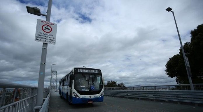 ônibus passando pela ponte hercílio luz