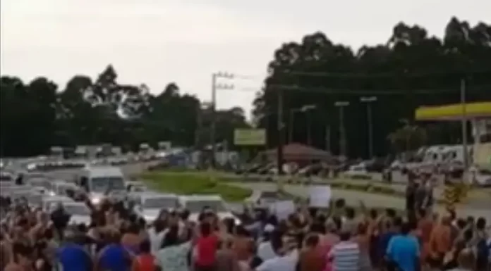 Moradores de Palhoça bloqueiam BR-101 em protesto contra falta de água