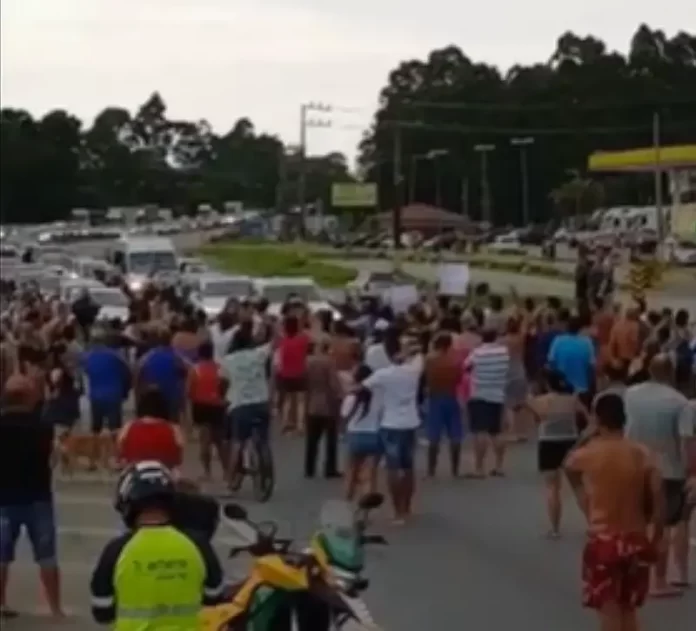 Moradores de Palhoça bloqueiam BR-101 em protesto contra falta de água