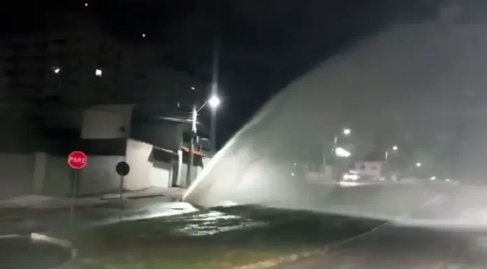 Adutora rompe sob a Av. das Torres em São José