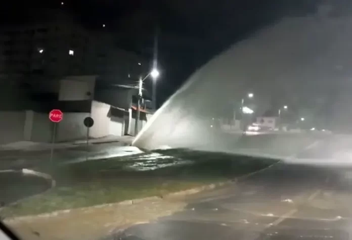 Adutora rompe sob a Av. das Torres em São José