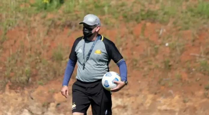 técnico do criciúma Cláudio Tencati