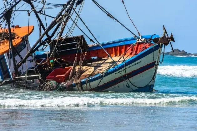 Barco encalhado no Santinho é rebocado; empresa fará remoção final