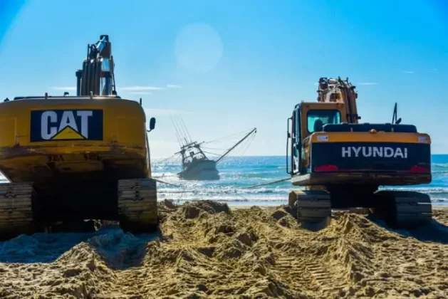 reobque de barco encalhado na praia do santinho, em florianópolis