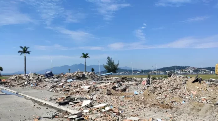 Cancha de bocha da Beira-mar de São José é demolida