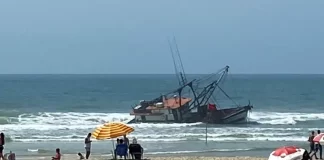 Barco de pesca encalha na Praia do Santinho após colisão com rocha