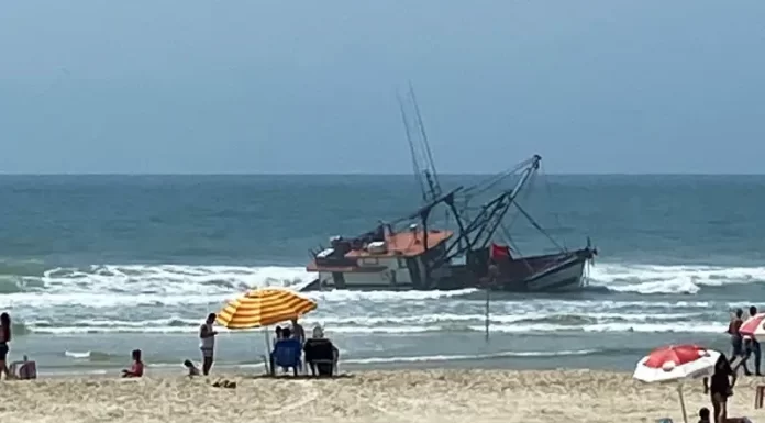 Barco de pesca encalha na Praia do Santinho após colisão com rocha