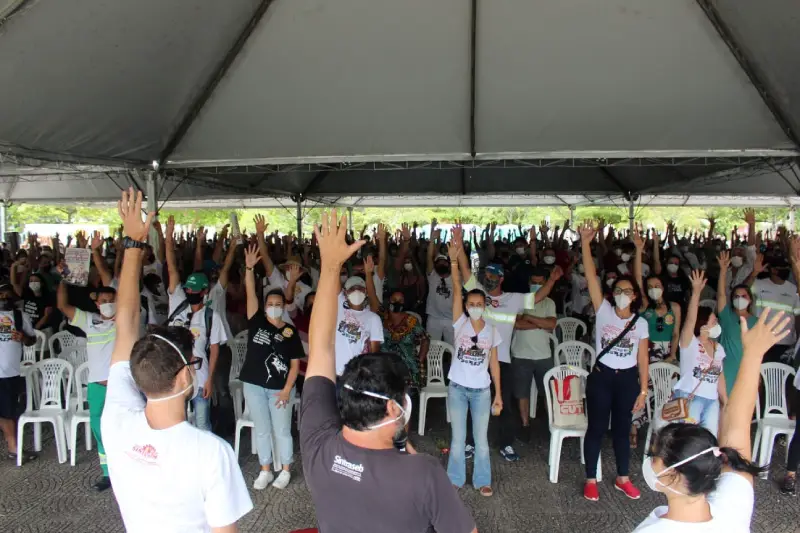 Em assembleia nesta segunda (14), servidores municipais de Florianópolis votaram pela continuidade da paralisação