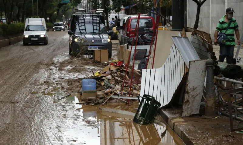 trabalho de limpeza continua nas ruas de petrópolis