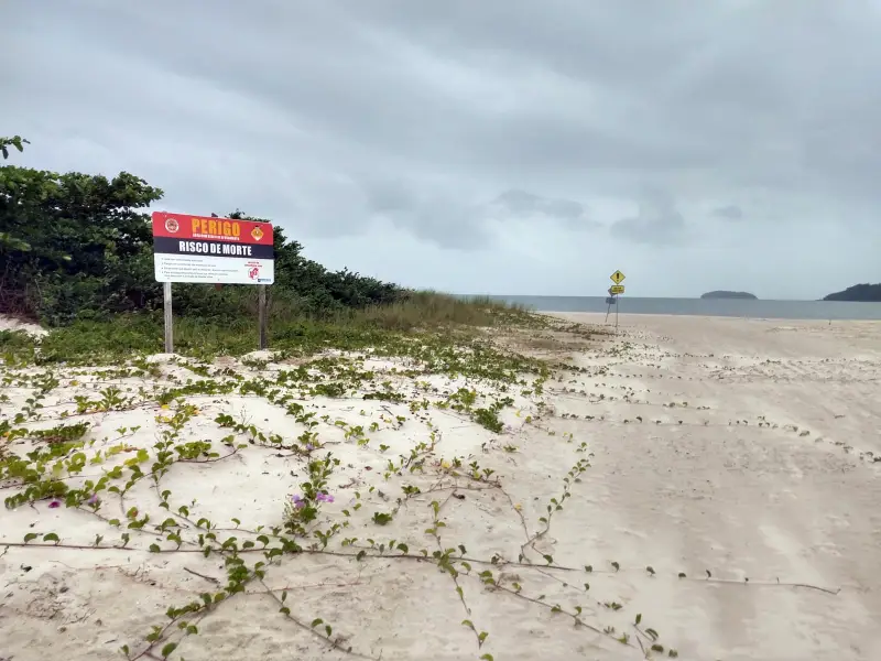 sinalização de alerta e perigo na praia da daniela florianópolis - placa de risco de morte na faixa de areia