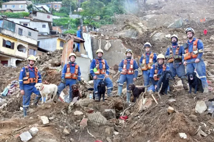 primeira equipes do Corpo de Bombeiros Militar de SC encerra missão de buscas em Petrópolis, substituíd por novos binômios