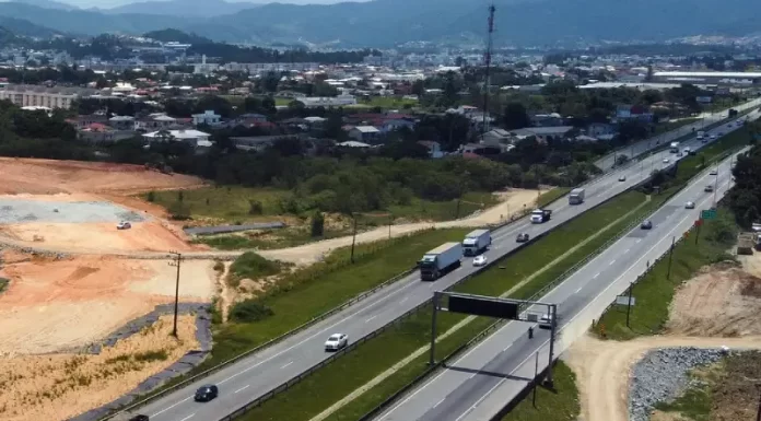 BR-101 em Palhoça será interditada para instalação de painel