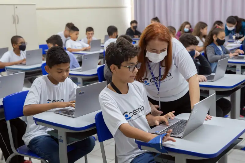 Escolas de São José recebem 1 mil notebooks e livros