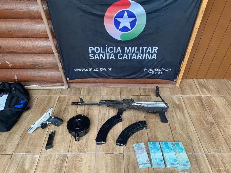 metralhadora, pistola e dinheiro encontrados com bandido que matou policial