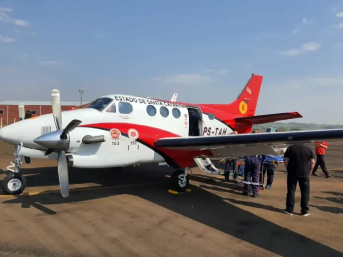 avião-ambulância arcanjo 6 dos beombeiros e samu de sc