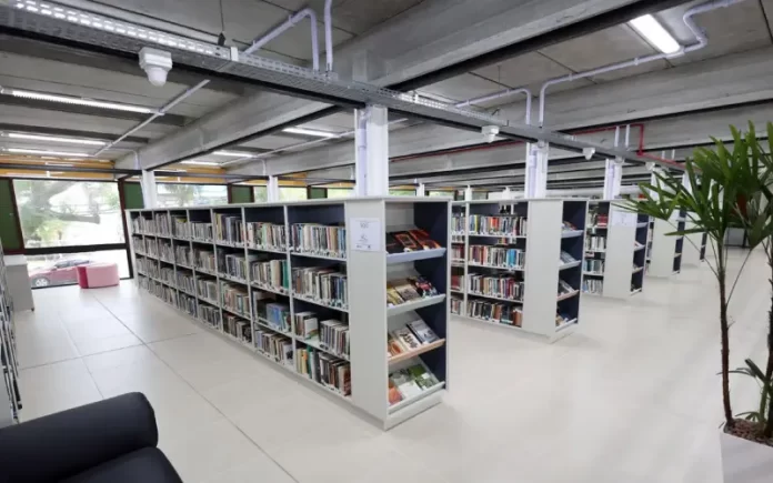 Biblioteca do Estreito, com 30 mil títulos, é reinaugurada