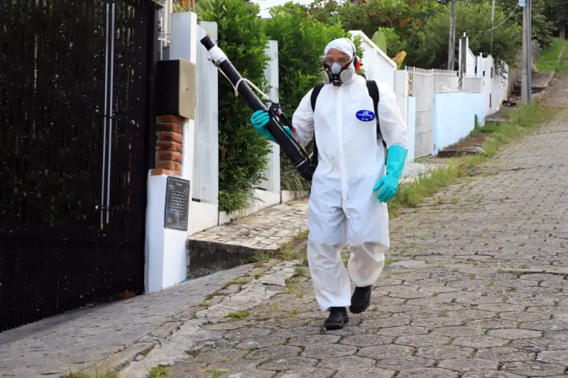 Prefeitura de Florianópolis faz aplicação de inseticida no Centro contra mosquito da dengue