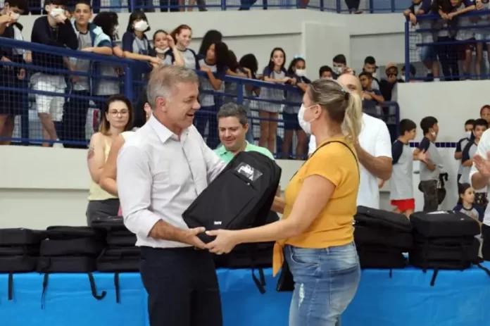 1 mil notebooks são distribuídos na rede de ensino de Florianópolis