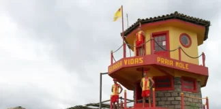 três guarda-vidas em posto de monitoramento na praia-mole, em Florianópolis