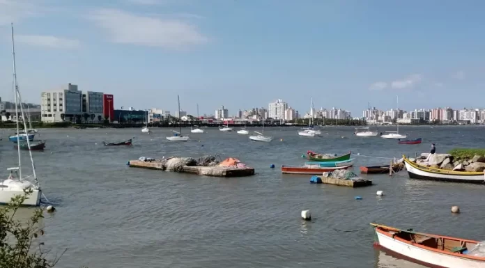 barcos ancorados na Praia Comprida