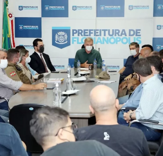 Prefeito Gean Loureiro reuniu moradores, frequentadores, donos de bares e PM para discutir utilização do espaço público no Centro da capital