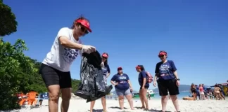 Voluntários recolhem mais de 2 toneladas de lixo na Praia do Campeche