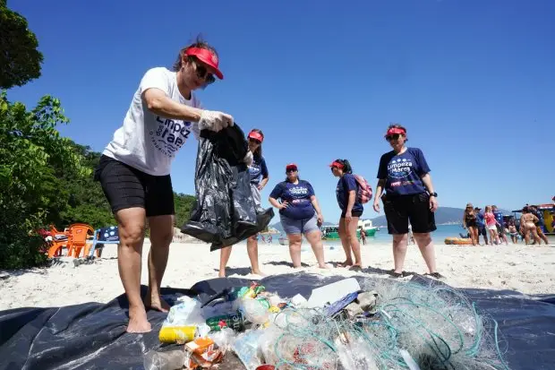 Voluntários recolhem mais de 2 toneladas de lixo na Praia do Campeche