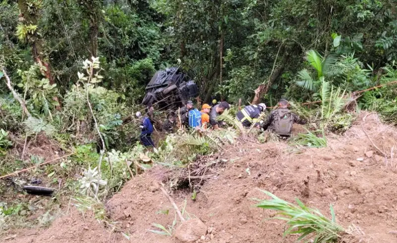 caminhão do exército que rolou de ribanceira em blumenau