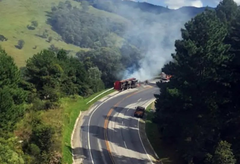 Caminhão tomba na BR-282 em Rancho Queimado e pega fogo