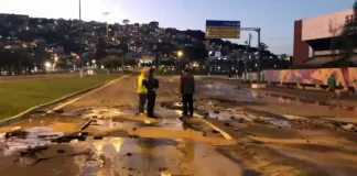 Adutora rompe e bloqueia trânsito entra a ponte e o túnel, em Florianópolis