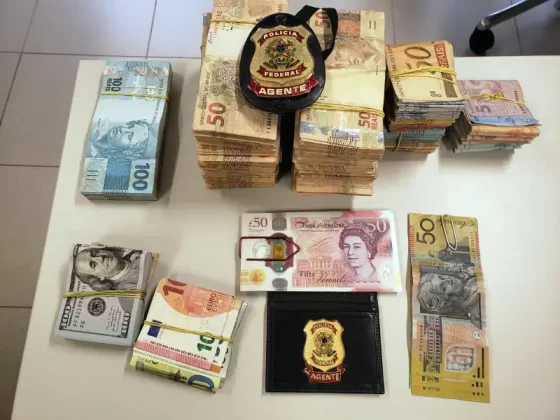 Maços de dinheiro encontrados pelos agentes federais