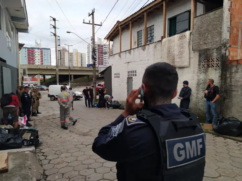 policial da gmf em rua de paralelepípedo na divisa de são josé com florianópolis