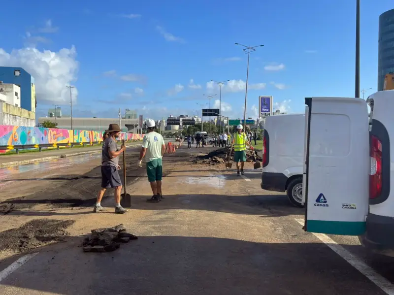 equipes trabalham no conserto de adutora da casan no centro de florianópolis