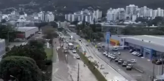 Adutora rompida na Av. Madre Benvenuta interrompe abastecimento no Itacorubi