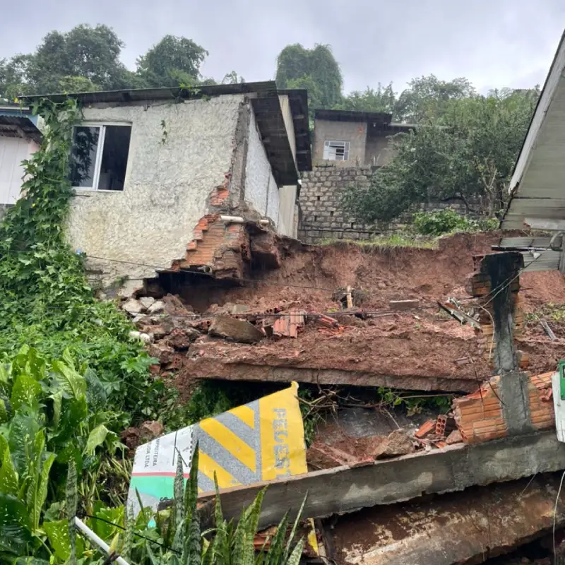 residências atingidas por deslizamento de terra no bairro josé mendes em florianópolis