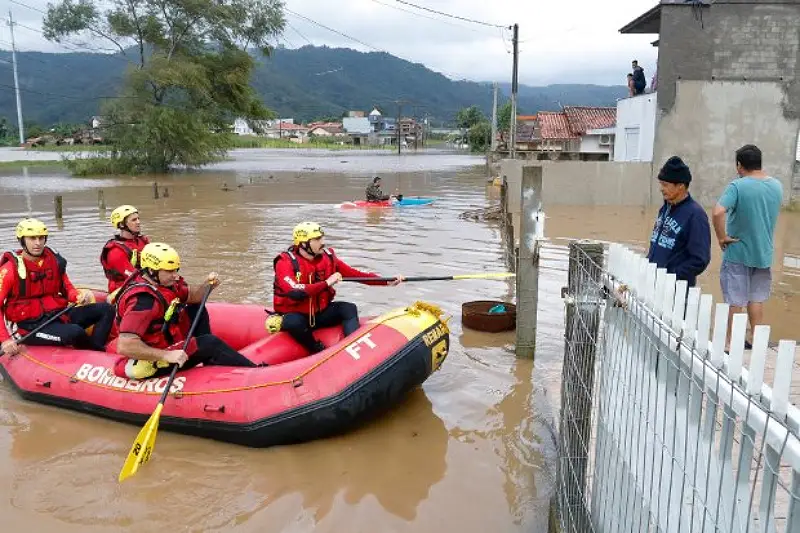 bombeiros resgatam pessoas em tubaraõ