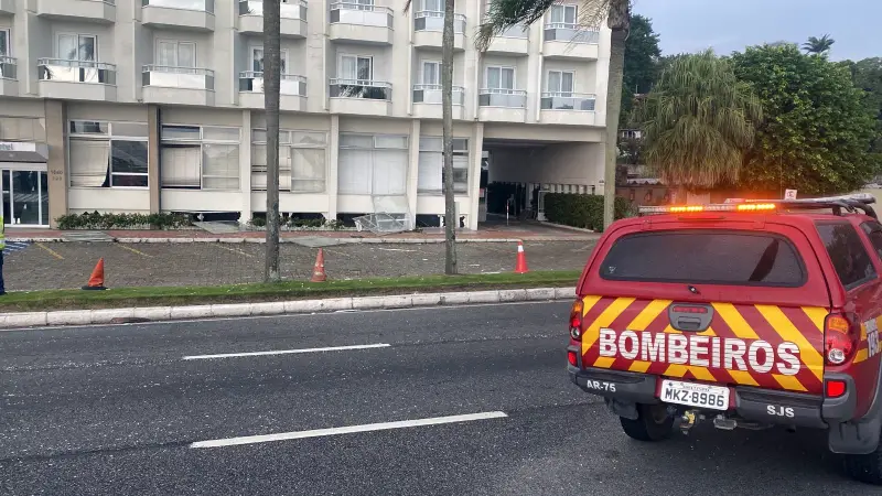 hotel fica ao lado de dois batalhões do corpo de bombieros militar; prédio foi evacuado e vai passar por perícia