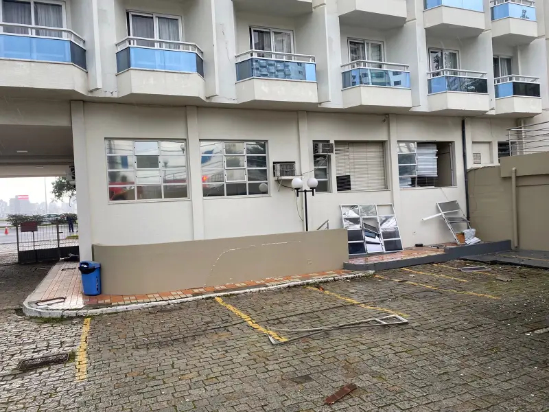 janelas arrancadas com a força da explosão no Hotel Slaviero da Beira-mar Norte em Florianópolis