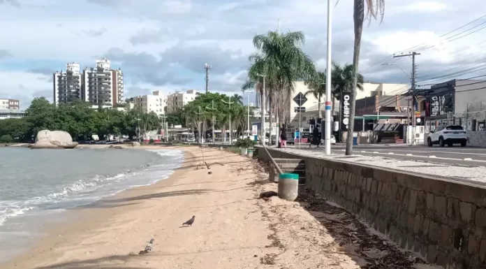 Praia do Meio, em Coqueiros, região continental de Florianópolis