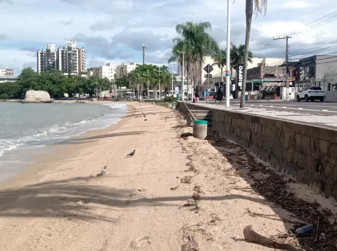 Praia do Meio, em Coqueiros, região continental de Florianópolis