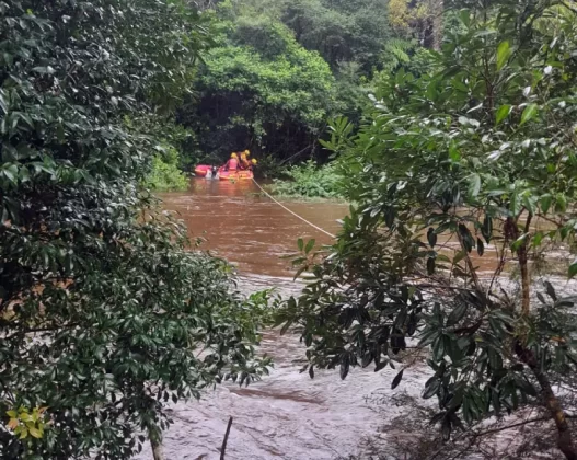 Trio ilhado teve de ser resgatado pelos bombeiros em Santo Amaro da Imperatriz após cheia do Rio Vargem do Braço