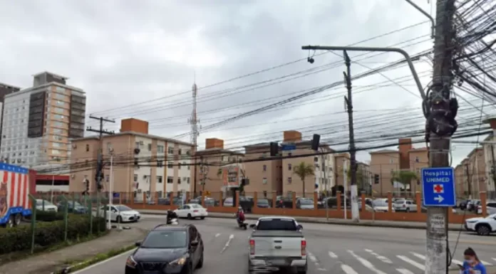 carros na esquina das ruas Gerôncio Thives e André Domingos Zanini