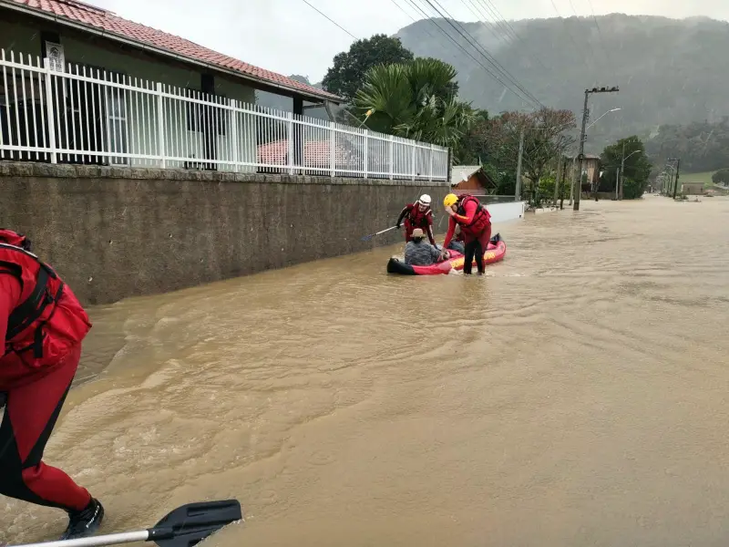 Corpo de Bombeiros Militar atende mais de 200 ocorrências relacionadas com a chuva em SC