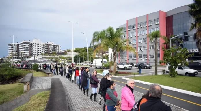 servidores de são josé estão em greve e deram um abraço simbólico na prefeitura