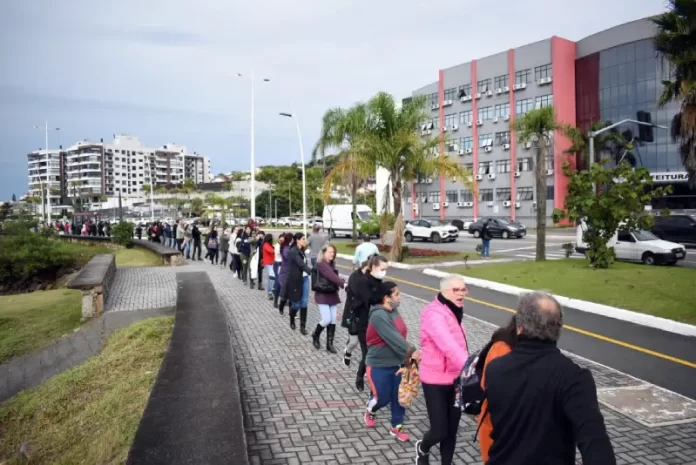 servidores de são josé estão em greve e deram um abraço simbólico na prefeitura