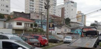 Começa nova etapa da remoção de veículos apreendidos em São José para liberar entorno da delegacia de Barreiros