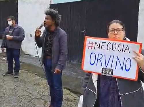 servidores protestam na frente da casa do prefeito de são josé