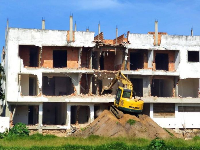 Prédio demolido nos Ingleses, Florianópolis, era uma obra irregular