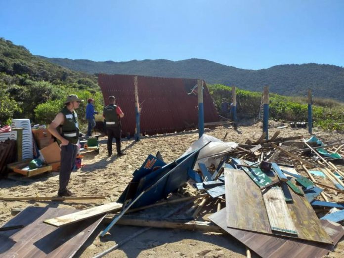 Estruturas construídas para operar somente até abril permaneciam na praia