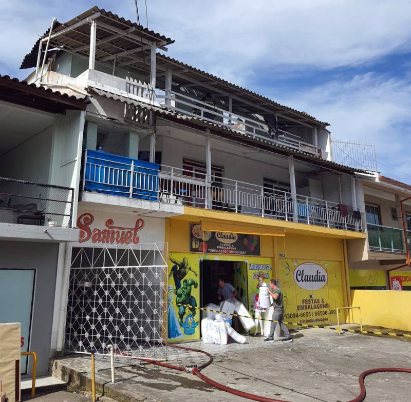 Incêndio destrói completamente cinco apartamentos em São José, na Grande Florianópolis